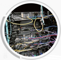 線纜雜亂無章、維護困難