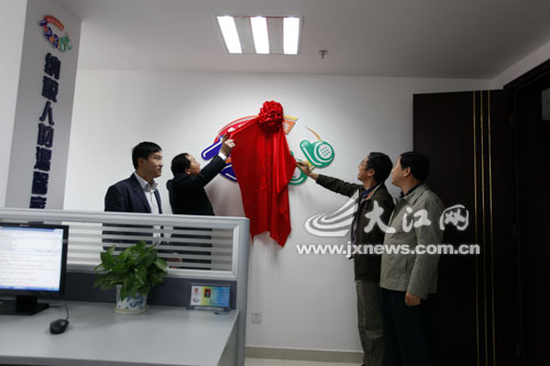 國家稅務總局納稅服務司副司長張樹學為12366納稅服務熱線揭牌