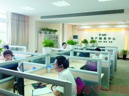 '></center></center><br />
　　就像中國(guó)移動(dòng)有10086一樣，綠城物業(yè)也有一個(gè)全國(guó)服務(wù)電話400-111-3900，只要是綠城的業(yè)主，24小時(shí)都可以撥打這個(gè)服務(wù)電話。<br />
　　綠城全國(guó)呼叫中心去年6月30日成立的，服務(wù)熱線覆蓋全國(guó)240余個(gè)已交付的樓盤(pán)，開(kāi)通一年來(lái)，處理業(yè)主服務(wù)需求5萬(wàn)余條。<br />
　　<b>業(yè)主吃不吃早餐的習(xí)慣 都被記錄了</b><br />
　　昨天，在翡翠城小區(qū)會(huì)所二樓，記者實(shí)地走訪了綠城的呼叫中心，一個(gè)普通的辦公大廳，呼叫中心“格子間”里共有13個(gè)席位，每個(gè)“話務(wù)員”都佩戴著話機(jī)，每個(gè)人桌前都有兩臺(tái)電腦。<br />
　　為什么一個(gè)人要用兩臺(tái)電腦？<br />
　　浙江綠城物業(yè)管理有限公司副總經(jīng)理吳志華解釋說(shuō)，一臺(tái)是針對(duì)業(yè)主來(lái)電查詢(xún)資料用的，一臺(tái)是呼叫中心的智能化系統(tǒng)，叫做綠城企業(yè)信息化平臺(tái)，放置兩臺(tái)電腦是為了避免頁(yè)面切換，可以更快速地處理業(yè)主的需求。<br />
　　記者隨意瀏覽了呼叫中心平臺(tái)上的幾個(gè)頁(yè)面，所有來(lái)電業(yè)主的信息在平臺(tái)上都有顯示。<br />
　　<b>系統(tǒng)記錄非常細(xì)致，很人性化</b><br />
　　業(yè)主叫什么名字、聯(lián)系方式、家里有幾口人、居住在什么城市什么小區(qū)；<br />
　　業(yè)主家里有幾輛車(chē)、登記的車(chē)牌號(hào)碼和車(chē)位；<br />
　　業(yè)主有沒(méi)有慢性疾病，愛(ài)吃啥，不愛(ài)吃啥，有沒(méi)有吃早餐的習(xí)慣；<br />
　　業(yè)主平時(shí)喜歡干啥，有沒(méi)什么興趣愛(ài)好<br />
　　……<br />
　　在平臺(tái)上，還有每日電話量統(tǒng)計(jì)，以便計(jì)算出什么時(shí)候需要更多話務(wù)員來(lái)為業(yè)主服務(wù)。<br />
　　吳經(jīng)理說(shuō)，400開(kāi)通的同時(shí)，也跟上了后續(xù)服務(wù)，做好服務(wù)的前提是，軟件、硬件都要好。<br />
　　<b>準(zhǔn)干部們當(dāng)接線員</b><br />
　　接線員楊芝鳳說(shuō)，她原來(lái)是青島理想之城的一名經(jīng)理助理，也是綠城物業(yè)服務(wù)中心的儲(chǔ)備干部，女兒13歲了，讀初一，她離開(kāi)青島來(lái)到杭州做接線員。<br />
　　我找她聊了聊做接線員的體會(huì)，她說(shuō)<br />
　　接觸這個(gè)工作最大的感受是，繁瑣，繁瑣，還是繁瑣。每天都在處理大大小小的瑣碎事。<br />
　　但是，在一線接觸業(yè)主，才知道業(yè)主需要什么，有時(shí)候業(yè)主遇到事情很無(wú)助，就抱著試試看的心態(tài)來(lái)找到我們，我們借助這個(gè)平臺(tái)，幫他們解決了問(wèn)題，他們就會(huì)慢慢來(lái)信任我們，信任和口碑都是慢慢建立起來(lái)的，信任是相互的。<br />
　　比如有一次，一位業(yè)主說(shuō)家里紗窗掉了，按照原來(lái)物業(yè)回復(fù)，肯定是：抱歉，這件事情不在我們工作范圍內(nèi)。但是現(xiàn)在我們不會(huì)這么做，而是會(huì)說(shuō)：您的問(wèn)題我們已經(jīng)記錄下來(lái)了，會(huì)盡快聯(lián)系廠家進(jìn)行修理。并且，會(huì)馬上落實(shí)處理。<br />
　　其實(shí)，這只是舉手之勞，業(yè)主需求很簡(jiǎn)單盡快幫他們解決眼前的問(wèn)題。<br />
　　不管屬于不屬于我們工作范圍內(nèi)的事情，都要盡心、盡力去做，還要做好。<br />
　　這里的每一位接線員，都是來(lái)自全國(guó)各地綠城物業(yè)服務(wù)中心的儲(chǔ)備干部，在晉升“經(jīng)理”“主管”之前都要來(lái)呼叫中心負(fù)責(zé)接線，“最直接的和業(yè)主接觸，可以讓這些儲(chǔ)備干部了解業(yè)主最基本的需求?！眳墙?jīng)理說(shuō)。<br />
　　<b>著火了 水管爆了 15分鐘內(nèi)處理</b><br />
　　上個(gè)月20日傍晚，住木蘭苑的胡女士因通訊原因無(wú)法聯(lián)系到在家里的孩子。她打電話給呼叫中心，希望物業(yè)上門(mén)轉(zhuǎn)達(dá)自己有事要晚點(diǎn)回家，呼叫中心立即聯(lián)系物業(yè)服務(wù)中心，幫胡女士把話轉(zhuǎn)達(dá)給了家人。<br />
　　全國(guó)綠城物業(yè)服務(wù)中心都有一名緊急聯(lián)系人的電話，登記在呼叫中心，吳經(jīng)理介紹，“這位聯(lián)系人必須24小時(shí)開(kāi)機(jī)，在我們工作人員沒(méi)有辦法和小區(qū)物業(yè)聯(lián)系上的情況下，就找這位緊急聯(lián)系人。”<br />
　　對(duì)業(yè)主來(lái)電進(jìn)行記錄后，呼叫中心會(huì)直接聯(lián)系業(yè)主所在小區(qū)的物業(yè)服務(wù)中心，物業(yè)服務(wù)中心在對(duì)事情進(jìn)行處理后再反饋給呼叫中心，呼叫中心對(duì)客戶(hù)進(jìn)行回訪，如不滿(mǎn)意將繼續(xù)退回物業(yè)服務(wù)中心進(jìn)行處理，直到業(yè)主滿(mǎn)意為止。<br />
　　在綠城企業(yè)信息化平臺(tái)上，業(yè)主來(lái)電處理到哪一步在上面都有記錄?！叭缬錾暇o急的事情，比如家里著火了或者水管爆裂等影響生活的突發(fā)情況，我們要求必須在15分鐘內(nèi)解決?！眳墙?jīng)理說(shuō)，有關(guān)保修類(lèi)的來(lái)電，必須在一天內(nèi)進(jìn)行回復(fù)，投訴或者建議也要在三天之內(nèi)進(jìn)行回復(fù)。不會(huì)出現(xiàn)踢皮球的情況。<br />
　　<b>業(yè)主說(shuō)：物業(yè)考慮很周到</b><br />
　　“物業(yè)考慮真的很周到?！濒浯涑蔷G蘿苑3幢8樓的蔣連年阿姨開(kāi)口就說(shuō)。<br />
　　上個(gè)月，梅雨期間，接連下了好幾場(chǎng)暴雨，蔣阿姨家的儲(chǔ)藏室有水倒灌進(jìn)來(lái)了?！笆虑榘l(fā)生的時(shí)候已經(jīng)是晚上六七點(diǎn)了，我就給400打了一個(gè)電話?！笔Y阿姨回憶，“我和物業(yè)說(shuō)了情況，然后就在家里等。”<br />
　　電話才掛沒(méi)多久，物業(yè)工程部人員就到了?！拔抑牢覀冃^(qū)物業(yè)辦事效率高，但也沒(méi)想到那么高。他們先把水掃干凈，再用除濕器幫儲(chǔ)藏室排濕。”蔣阿姨說(shuō)，物業(yè)走了后，她原本還在擔(dān)心墻內(nèi)滲漏該怎么處理，結(jié)果第二天物業(yè)又來(lái)了，“他們幫我把墻打了洞，把水泥澆灌進(jìn)去，補(bǔ)住了漏水的地方。”<br />
　　半個(gè)月后，蔣阿姨跟物業(yè)提起還放在自己家里的那臺(tái)除濕器，“阿姨不用急，這段時(shí)間雨水多，您先用著。這個(gè)除濕器用電量大，這個(gè)月的電費(fèi)給您免除了?！蔽飿I(yè)答復(fù)。<br />
　　“免除電費(fèi)是我無(wú)論如何也沒(méi)想到的，只能說(shuō)他們做的已超出物業(yè)的職責(zé)了，我們想到的他們都做了，沒(méi)想到的他們能想在我們前面?！笔Y阿姨說(shuō)，“他們做得很全面，很周到。作為業(yè)主，我很滿(mǎn)意?！?p align=