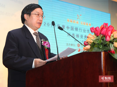 '></center><br />
　　楊再平稱客戶服務的進一步發(fā)展需要做到一下幾點：<br />
　　一是完善服務規(guī)范，統(tǒng)一客服標準，不斷提升服務水平與行業(yè)聲譽。加強客服規(guī)范化與標準化建設，建立行業(yè)標準化參照體系；提升從業(yè)人員的專業(yè)素質(zhì)與行業(yè)認同；不斷加強客服形象與品牌的宣傳推廣；努力承擔社會責任體現(xiàn)客服行業(yè)的社會價值。<br />
　　二是加強行業(yè)交流，共享行業(yè)優(yōu)秀成果。客服中心作為銀行業(yè)的新興領域，缺乏現(xiàn)成的參照模式，在“摸著石頭過河”的探索與實踐中，部分“先行一步”的單位取得了優(yōu)秀的創(chuàng)新成果，需要建立一個行業(yè)的公共平臺進行交流與推廣，通過相互分享，減少創(chuàng)新成本。<br />
　　三是抓住發(fā)展機遇，加快經(jīng)營轉(zhuǎn)型，為客戶提供綠色金融服務。各會員單位應在合作中競爭，競爭中合作，推動行業(yè)的轉(zhuǎn)型、升級、變革、發(fā)展，為客戶提供更多、更全、更具特色的服務，一站式滿足客戶足不出戶辦理銀行業(yè)務的需求，創(chuàng)造銀行和客戶雙贏的經(jīng)營模式，實現(xiàn)真正意義上的智能、友好、高效的“綠色金融服務”。<p align=