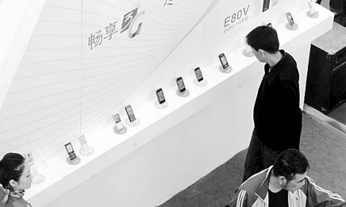 '></center><br />
　　<b>“緊急呼叫”竟是擺設(shè)？</b><br />
　　近期，有網(wǎng)友發(fā)帖稱，手機(jī)緊急呼叫撥通只有語(yǔ)音提示，沒(méi)有人工服務(wù)，起不到任何應(yīng)急救援的作用。<br />
　　市民劉先生也表示，下班回家突然發(fā)現(xiàn)自家地下室被撬，屋內(nèi)一片狼藉，劉先生當(dāng)即掏出手機(jī)報(bào)警，但由于地下室內(nèi)手機(jī)信號(hào)微弱，“110”始終撥不出去。劉先生說(shuō)，他購(gòu)買這款手機(jī)后，曾仔細(xì)瀏覽過(guò)手機(jī)說(shuō)明書(shū)。上面寫(xiě)著，在無(wú)信號(hào)或無(wú)SIM卡的緊急情況下，可撥打緊急求助電話號(hào)碼。于是，撥打了“110”。誰(shuí)知手機(jī)進(jìn)入了接通狀態(tài)，卻傳來(lái)一段中英雙語(yǔ)提示：“你好，匪警請(qǐng)撥