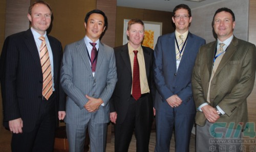 '></center><br />
　　<b>方言對(duì)語音識(shí)別的影響</b><br />
　　中國(guó)在80多種彼此不能通話的語言和方言，方言對(duì)語音識(shí)別率的挑戰(zhàn)有多大？應(yīng)用的難度有多大？對(duì)此，Jason表示，語音技術(shù)對(duì)方言支持并沒有想像中的難，從技術(shù)開發(fā)角度，采用的呼叫核心引擎是一樣的，多加一種語言只是在同一個(gè)引擎上添加。如果開發(fā)一個(gè)新的語言的話，關(guān)鍵就是收集大量的語音樣本，而且是在不同環(huán)境下的語音樣本，不同的語言和方言并不會(huì)對(duì)語音生物識(shí)別技術(shù)帶來太大的障礙。<br />
　　自從2000年以來，Nuance在語言、方言方面投入了巨大的資金進(jìn)行技術(shù)上的研究，比如搜集語音數(shù)據(jù)，就是用真人聲音把它們輸入到一個(gè)數(shù)據(jù)庫中作為樣本儲(chǔ)存起來，在語言合成方面做了很多的測(cè)試。<br />
　　據(jù)Jason介紹，Nuance目前在中文語言支持方面已經(jīng)做到對(duì)中文普通話、廣東話和臺(tái)灣國(guó)語的良好支持。Nuance對(duì)廣東話和普通語進(jìn)行過大力改善，將所有普通話的口音全部覆蓋。同時(shí)系統(tǒng)還具有自動(dòng)識(shí)別的功能，根據(jù)電話號(hào)碼所處的位置，或者用戶撥過電話留下的聲紋記憶等。<p align=