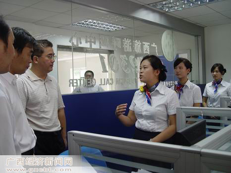 '></center><br />
　　據(jù)介紹，12301廣西旅游呼叫中心是一個定位于多媒體技術(shù)，整合各種資源、支持多種接入方式、全面服務(wù)公眾的旅游信息公共服務(wù)平臺。主要內(nèi)容包括：旅游咨詢、旅游宣傳推廣、旅游投訴、旅游救援和旅游政策發(fā)布等，后續(xù)還將為游客提供酒店預(yù)訂、機票預(yù)訂、旅游度假預(yù)訂、商務(wù)預(yù)訂、客戶服務(wù)等全方位即時便捷的預(yù)訂服務(wù)。目前，12301廣西旅游呼叫中心設(shè)立8個呼叫坐席，提供24小時的服務(wù)。<br />
　　當(dāng)天，與12301廣西旅游呼叫中心在廣西區(qū)旅游局同時揭牌的還有廣西南寧天桂旅游信息服務(wù)有限公司，該公司作為一家高科技旅游信息服務(wù)公司，將在廣西旅游局的監(jiān)督指導(dǎo)下運營12301廣西旅游呼叫中心。<br />
　　有關(guān)人士表示，12301廣西旅游呼叫中心的建成運營，一方面，將為旅游企業(yè)和旅游者提供更豐富的旅游咨詢和服務(wù)；另一方面，將能更好地宣傳廣西旅游資源，樹立廣西旅游的良好形象，實現(xiàn)通信產(chǎn)業(yè)和旅游產(chǎn)業(yè)的良性互動發(fā)展，從而加快廣西旅游強省的建設(shè)步伐。<p align=