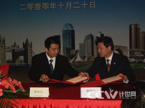 '></center><br />
　　蘇州相城區(qū)是蘇州市政府最新規(guī)劃建設的又一個新興產(chǎn)業(yè)基地，地域優(yōu)勢明顯，蘇州德仁呼叫中心是該基地進駐且規(guī)模最大的呼叫中心。中心由德仁高科（北京）投資有限公司控股子公司-蘇州德仁高科信息技術有限公司投資建設，總投資2000萬元，擁有獨自辦公面積上千平方米，規(guī)劃設立2000個座席，建成后將是蘇東南地區(qū)最大的呼叫中心基地之一。首批將啟用500個座席，短時間內(nèi)全部投用，將全面提供平臺外包服務、人才招募培養(yǎng)、物理坐席出租、人才租賃服務等。呼叫中心預計當年就可實現(xiàn)服務銷售1500萬元， 3年后可達1.2億元/年銷售規(guī)模。<br />
　　據(jù)悉，目前該中心已與江蘇電信、中國人保、中國移動北京分公司等數(shù)家知名企業(yè)初步達成呼叫外包業(yè)務合作意向。<p align=