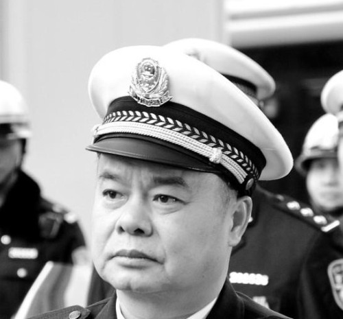 '></center><br />
　　與此同時，廈門的汽車將繼續(xù)增長。由此帶來的人、車、路矛盾將越發(fā)突出，道路交通管理的任務(wù)更加繁重，壓力更大，對管理部門水平形成嚴峻考驗。<br />
　　導(dǎo)報記者：在預(yù)防道路交通事故方面，交警部門將如何保障道路交通安全？去年，海峽導(dǎo)報發(fā)起“小車禍大堵車”報道，對于輕微交通事故，交警部門將從哪些方面提升小事故的處理速度？<br />
　　梁鷺生：全面提升道路交通事故預(yù)防水平，實現(xiàn)道路交通安全態(tài)勢平穩(wěn)過渡，是我們道路交通管理工作的最終目標。<br />
　　今年，交警部門將創(chuàng)新多元化的道路交通安全社會管理機制，加強對重點車輛、重點駕駛?cè)说墓芾?，完善駕駛?cè)伺嘤?xùn)和考試機制，排查治理道路交通安全隱患，對道路交通事故進行預(yù)防研判，打擊嚴重的道路交通違法行為，如超速超載、酒后駕駛等，健全重特大道路交通事故的應(yīng)急救援機制。<br />
　　其中，將聯(lián)合相關(guān)部門，力爭2011年至2012年，分二至三期，建設(shè)15到18個車輛超限超載自動檢測抓拍系統(tǒng)，24小時全天候監(jiān)控貨車。<br />
　　在輕微交通事故上，將加大宣傳力度，繼續(xù)簡化執(zhí)法環(huán)節(jié)，增加“道路交通事故自行協(xié)商記錄單”發(fā)放渠道，完善“彩信通”平臺。對民警落實“輕微道路交通事故快速處理”情況進行通報、考核，加大力度對道路交通事故肇事者的違法行為做出處罰。推進道路事故施救多元化，擴大施救力量，提高道路交通事故現(xiàn)場施救率；會同有關(guān)部門，完善保險理賠服務(wù)中心便民措施。<br />
　　<b>緩解火車站、SM堵車</b><br />
　　導(dǎo)報記者：“十二五”開局之年，一系列工程開建，今年1月份，全市有126個項目同時啟動，它們是否會對項目周邊的交通產(chǎn)生影響？在工程建設(shè)和車輛迅速增加的情況下，交警部門如何“解堵”？<br />
　　梁鷺生：面對交通需求快速增長，人、車、路矛盾日益突出，必須科學(xué)決策、綜合施策、排堵保暢。<br />
　　交警部門將積極介入道路交通管理前瞻性調(diào)研工作。結(jié)合當前道路交通熱點、難點問題，以廈門市地下空間利用、島外新城路網(wǎng)及功能定位、廈門島第二東西通道交通布局、高崎火車站、廈門北站、枋湖長途汽車站等重大交通樞紐為重點，開展交通組織研究，主動與規(guī)劃和建設(shè)單位對接，實現(xiàn)開發(fā)建設(shè)項目與未來交通組織有效銜接。<br />
　　繼續(xù)優(yōu)化道路交通組織。積極開展貨運車輛的交通組織管理、人行二次過街設(shè)施建設(shè)、交通指引系統(tǒng)規(guī)劃、交通擁堵點段改造等項目，緩解道路不暢，如火車站、SM商城周邊等路段交通擁堵問題；加強施工路段監(jiān)管疏導(dǎo)，進一步完善施工審批流程，減少道路施工對道路交通的影響；完善節(jié)假日期間重點區(qū)域昨臨時性道路交通組織，嚴防發(fā)生長時間、大面積交通擁堵現(xiàn)象。<br />
　　<b>打造廈門“車聯(lián)網(wǎng)”</b><br />
　　梁鷺生：今年交警將推進智能化交通管控平臺開發(fā)整合工作。更新、增建探頭，依托戶外交通誘導(dǎo)提示屏、廣播媒體、門戶網(wǎng)站、手機等多種信息化載體，在全市范圍內(nèi)建立實時動態(tài)交通誘導(dǎo)發(fā)布系統(tǒng)。<br />
　　增加電子警察裝備，加大力度對超速、闖紅燈、不按道行駛監(jiān)控抓拍，力爭在全市主要交通路口設(shè)置大型監(jiān)控探頭。<br />
　　加速建設(shè) “車聯(lián)網(wǎng)”，重點推進道路交通信息射頻技術(shù)的應(yīng)用；拓寬警務(wù)通功能，力爭掌上移動道路交通事故處理系統(tǒng)盡早開發(fā)使用；完善交警罰款收繳管理平臺，拓寬繳款渠道，開發(fā)網(wǎng)上銀行、電視繳款等方式，方便群眾。<br />
　　建設(shè)廈門交警便民服務(wù)呼叫中心（一期），建立集申辯、投訴、咨詢、服務(wù)、辦理、交流于一身的便民服務(wù)呼叫中心，在警民之間搭建起暢通的交流平臺。<br />
　　<b>違規(guī)車輛實行通報制度</b><br />
　　導(dǎo)報記者：由中央文明辦、公安部實施部署的“文明交通行動計劃”持續(xù)三年，2011年是第二年，廈門交警將采取哪些主要舉措，讓更多人養(yǎng)成文明交通的習(xí)慣？<br />
　　梁鷺生：交警今年將大力整治交通陋習(xí)，采取現(xiàn)場處罰與監(jiān)控抓拍相結(jié)合的方式，著力解決機動車隨意變更車道、不按導(dǎo)向行駛、輕微事故不快速處理妨礙通行等交通陋習(xí)。<br />
　　完善交通文明指數(shù)測評考核辦法。利用創(chuàng)建全國文明城市平臺，推動相關(guān)部門進一步完善文明單位交通評價考核辦法，并通過媒體公布得分和排名。完善“廈門市機關(guān)單位車輛查詢系統(tǒng)”建設(shè)，實行機關(guān)單位和文明單位車輛違法定期通報制度；積極協(xié)調(diào)紀檢、監(jiān)察等部門，進一步完善公務(wù)員、黨政機關(guān)工作人員酒后駕駛等嚴重道路交通違法行為抄告制度。<br />
　　<b>市民問局長</b><br />
　　林先生：現(xiàn)在廈門的車越來越多，停車場卻不夠，停車難如何破解？<br />
　　梁鷺生：今年將配合有關(guān)部門，繼續(xù)推進停車場規(guī)劃、建設(shè)和機制的完善，通過停車收費等綜合管理，規(guī)范停車秩序，提高停車設(shè)施利用率。推動規(guī)劃、交通等部門，進一步改善貨運車輛停車場，自駕車、旅游車、外來車輛換乘停車場條件，減少中心城市停車壓力。<br />
　　蘇先生：電動自行車太討厭了，經(jīng)常在路上亂竄，逆向行駛，一定得好好治治它們。<br />
　　梁鷺生：今年將繼續(xù)加強對電動自行車、摩的、電動摩托車的管理。對于電動自行車違規(guī)進入禁行區(qū)域、違法行駛，在進行宣傳的同時，加大整治力度，引導(dǎo)駕駛?cè)俗褚?guī)守法。<br />
　　廖小姐：仙岳路高架橋原來大貨車很多，今年限貨以后，大貨車少了，但還是有一些“漏網(wǎng)之魚”。<br />
　　王先生：動車開通以后，火車站附近車輛很多，聽說很快又要改造，到時肯定又會更堵，怎么解決？<br />
　　梁鷺生：交警部門將根據(jù)火車站的改造，充分研判周邊交通狀況，制定周密的交通組織，對車流量進行分流，在時段和區(qū)域上采取管制措施，調(diào)整公交、社會車輛的停放，梳理并完善廈禾路和蓮前路的調(diào)頭區(qū)，疏導(dǎo)交通。<p align=