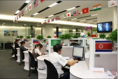 '></center><br />
　　中國移動廣東公司工作人員介紹，在廣州亞運(yùn)會期間，外國游客撥打1258222，可得到中國移動提供的“實(shí)時翻譯”及“預(yù)約翻譯”兩類亞運(yùn)翻譯服務(wù)。<br />
　　其中，“實(shí)時翻譯”支持一對一和三方通話翻譯服務(wù)。比如，外國游客搭乘出租車，可以通過該服務(wù)與司機(jī)、客服進(jìn)行三方通話，客服在了解游客需求后，實(shí)時將目的地信息翻譯給出租司機(jī)。而“預(yù)約翻譯”可提前預(yù)約會談、工作或同聲傳譯的專業(yè)翻譯服務(wù)，提供英、日、法、德、俄、等三十多種語言的預(yù)約翻譯。<br />
　　據(jù)了解，中國移動近日在廣東整合10086、12580等電子渠道資源，推出包括多語服務(wù)、視頻IVR（互動式語音應(yīng)答）、漫游服務(wù)、亞運(yùn)投訴、網(wǎng)站英語專區(qū)服務(wù)、電子渠道服務(wù)、1258088亞運(yùn)票務(wù)熱線、12580綜合信息服務(wù)、1258013亞運(yùn)視頻導(dǎo)航、1258222亞運(yùn)電話翻譯等十項(xiàng)業(yè)務(wù)。<br />
　　據(jù)悉，中國移動在廣東調(diào)集了938個12580坐席共1316名工作人員提供信息查詢服務(wù)，日均話務(wù)接入量目前達(dá)到15萬次左右。此外，除了漢語、粵語之外，12580工作人員將提供英語、日語、韓語、阿拉伯語、俄語、越南語、泰語等9個語種的空中翻譯服務(wù)。<p align=