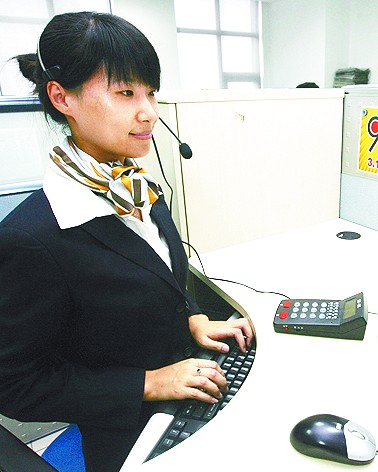 '></center><br />
　　要問姑娘們最高興的事是什么，得到的一致回答就是讀者對自己的工作認可、贊揚。“我記得2008年的時候 ，因為幫助反映了一個問題，有一個老大爺還寫了一封感謝信給我，讓我興奮了好幾天?！苯泳€員陳媛興奮地說。這件事發(fā)生在2008年 12月份，一位自稱姓林的老大爺打通了半島熱線，由于大爺年事已高，口齒不清楚，陳媛一開始聽不懂林大爺在講什么，但她并沒有著急，而是和大爺慢慢溝通，讓大爺慢慢講，她一遍一遍地核實。足足溝通了至少十分鐘，陳媛才明白老人原來反映的是錯埠齡三路上有一個老年活動中心，1993年建成后就一直閑置，而小區(qū)內住著700多名老人，大家都眼巴巴地盼著活動中心啟用呢。老人講，從2005年開始他們就不斷向有關部門反映此事，但反映了不知道多少次了就是沒人過問，老人抱著試試看的態(tài)度撥打熱線向《半島都市報》求助，希望報社能幫他們反映一下。 <br />
　　陳媛認真地記錄下了老人的話，心里盼著老人反映的問題能盡快得到解決。第二天，陳媛到單位后拿起報紙一看，林大爺反映的事情見報了，而且登了很大一個篇幅。“從報紙上看到，這個問題政府部門已經(jīng)過問了，我覺得很高興，大爺反映的問題終于得到解決了。讓我更沒想到的是，一周后我竟然收到了大爺寄過來的感謝信，大爺一再言謝，讓我都很不好意思，畢竟我只是做了自己該做的工作。” <br />
　　<b>助力花季女孩捐遺體</b> <br />
　　因為是新聞熱線，讀者反映的“急事”特別多。接線員李維潔向記者講述了這樣的一次經(jīng)歷：2009年9月25日上午8時許，她接到一位女士打來的電話，聲音悲傷，說話間聲淚俱下。原來，這位女士親戚家的孩子當天早晨6時左右剛剛去世，孩子才17歲，名叫小潔，就讀于青島58中，在校品學兼優(yōu)，一年前，小潔被查出患有原始神經(jīng)外胚層瘤，學校得知此事，組織全體師生為其捐款 10余萬元，與此同時，社會上各界好心人士也慷慨解囊，盡力幫助這位苦命的孩子。女孩很堅強，忍著病痛的折磨從不叫苦，生命彌留之際留下遺愿，要把自己的遺體捐獻，供醫(yī)學專家研究。 <br />
　　“聽了這個電話之后，我心情變得很沉重，為這個年輕生命的消逝感到痛惜，同時也被她的遺愿所深深感動?！崩罹S潔說，按照醫(yī)院的要求，孩子的遺體上午9時就要被拉走，她們?yōu)榇撕苤?，不知道該找什么部門將孩子的遺體捐出去，眼看著時間就剩下不到一個小時了，孩子的家屬們急得團團轉，就想到了求助本報?！?記錄下這條信息后，我也跟著著急起來，趕緊通知了熱線值班記者，和記者溝通后，記者馬上趕了過去，路上我還不斷向他提供情況。”李維潔說，第二天她看到本報的報道，孩子的遺愿最終得到了實現(xiàn)，那一刻，她的心情格外復雜?！按耸逻^去快一年了，期間也接到過類似的新聞線索 ，有人得了重病不久于人世，想要捐獻遺體，不知道他們是不是受了小潔的影響，但是，每每接到此類線索，總能讓我想起小潔給我的最初感動?！?<br />
　　<b>第一天上崗就逮住了猛料</b> <br />
　　在接線員孫媛的接線生涯中，第一天上崗的經(jīng)歷讓她最為難忘。那一天，第一次參加工作，第一次戴上耳機的她，第一次“出手”就逮住了一個猛料，這件事至今在呼叫中心傳為美談。 <br />
　　“2008年8月1日，呼叫中心正式開通，那天我早早地就來到了自己的崗位，戴上耳機，期盼著自己的電話會響起悅耳的鈴聲。這個時候，電話真的響了?！?，14號為您服務請講……’雖然已經(jīng)經(jīng)過培訓，但當時我的心里‘撲通撲通’的，有些興奮并夾雜著一絲緊張……”孫媛講述說，電話那頭，傳來一個回應的聲音，“您好，請問是半島都市報嗎？”“是的，是半島熱線，請問有什么可以幫您？”來電的是一位姓姚的先生，他說他們是一支夏令營隊伍，由30名中小學生組成，從龍口步行來到青島，現(xiàn)在扎營在青島農業(yè)大學，孩子們很想到奧帆基地去參觀，可是遇到阻礙，來尋求本報的幫助。孫媛迅速地敲打著鍵盤，仔細地記錄著內容，檢查了一下新聞的要素并核實后，表示已經(jīng)將他的反映記錄下來，記者隨后和他聯(lián)系后，禮貌地掛斷了電話?！斑€記得當時穆老師就站在我的身后，說了句‘如果是真事，說不定會見報的?！黄淙唬诙煺娴目橇?，還是一個大稿子，真的好興奮，說不出來的感覺，因為這是呼叫中心成立以來，我接到的第一個熱線……對我來說有著很深刻的意義！我堅信這是個好的開始！”孫媛說，通過那次經(jīng)歷，她體會到雖然自己是個新聞的“二傳手”，但能把線索及時地轉給記者，在線索得到使用的時候，獲得的有驚喜，還有成功的自豪感。 <br />
　　<b>想跑到現(xiàn)場揍逃逸車主</b> <br />
　　1987年出生的王飛是13個接線員中唯一的一位爺們，雖然每天生活在姑娘群中，小伙子作為男人的血性可沒有丟失。在接到的眾多電話中，有不少是車禍的，其中車主撞人后逃逸也是常見事，每次遇到這樣的電話，王飛都是氣不打一處來。尤其是發(fā)生在2010年 6月10日的一次車禍，車主在將一名過馬路學生撞出10米遠后竟駕車逃逸，氣得他直想跑到現(xiàn)場抓住肇事司機揍一頓。 <br />
　　“那天是晚上9點半左右，一個男子打來電話，聲音都是顫抖的，顯得特別氣憤，也很慌張，他說，在四方區(qū)撫順路上，青島理工大學門口附近，剛剛發(fā)生了一場車禍，一輛飛馳的轎車將一個正在過馬路的學生撞倒了，被撞倒的學生血肉模糊倒在了路上，轎車是一輛別克凱越，車還在，但司機已經(jīng)逃逸了……”電話中，男子還描述了現(xiàn)場，并告訴王飛，被撞的同學已經(jīng)被送到附近的醫(yī)院，但這個同學已經(jīng)沒有了呼吸。這時，男子對逃逸的車主禁不住一陣唾罵，王飛也想跟著罵，但想到自己作為接線員的身份就忍住了，放下電話，早已經(jīng)怒火中燒的王飛還是忍不住罵了…… <br />
　　“4月19日，平度市發(fā)生車禍，母子二人當場喪命，車主逃逸；5月15日 ，萊西市區(qū)，一個 17歲的女孩被面包車撞倒，車主逃逸；6月16日，即墨市，一個女子被一個滿身酒氣的男子駕車撞倒，男子逃逸……”王飛說，在接到的重大車禍反映中，肇事司機逃逸的情況相當普遍，接線員也是讀者，也是普通市民，他真的希望這樣的事情越少越好。<p align=