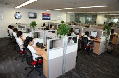 '></center></center>
　　專業(yè)團隊提供高效服務(wù) 
　　在安聯(lián)全球救援呼叫中心，BMW擁有一個42人的專屬服務(wù)團隊，包括2名負責人和40名客服人員。這40名客服人員里，有24人專門負責接聽車主電話、記錄車主相關(guān)事故情況和需求，另外16人則負責與經(jīng)銷商或是拖車公司溝通。 
　　該呼叫中心能在全國1000多個城市提供救援服務(wù)，合作拖車供應(yīng)商達到2800多家。他們總是爭取以最快的速度為車主解決問題，竭力將車主不愉快的旅途經(jīng)歷轉(zhuǎn)化成愉悅的寶馬品牌服務(wù)體驗。 
　　根據(jù)安聯(lián)全球救援寶馬組負責人介紹，一般情況下，每天大約接到800個客戶來電，春節(jié)期間一天最高達到2000多個客戶來電。數(shù)據(jù)顯示，2011年專屬團隊成立以來，已經(jīng)累計受理了約110,000多個案件，約260,000多個客戶來電，平均每月受理約20,000個客戶來電。 
　　記者在采訪時還看到，安聯(lián)全球救援寶馬專屬客服團隊所在的辦公區(qū)域裝置了信息顯示牌，即時顯示客戶撥進電話的狀態(tài)，如果信息顯示牌上方數(shù)值是100，下方數(shù)值為0，這就代表為零等待，客服人員能夠第一時間與客戶連通電話，為客戶提供幫助。此外，呼叫中心還能實現(xiàn)信息實時更新，比如寶馬新增的經(jīng)銷商，都能實時地在呼叫中心系統(tǒng)中實時顯示，以便客服人員能提供到最近的經(jīng)銷商提供救援服務(wù)。 
　　一個號碼 傳遞關(guān)愛 
　　無論是事故救援，還是道路救援，寶馬車主只需要記住同一個號碼：400-812-9999，專業(yè)的客服人員都能夠在第一時間為客戶提供一致、專業(yè)、完善的處理建議，包括指導報警、聯(lián)系救援服務(wù)等。 
　　秉承BMW全新售后服務(wù)戰(zhàn)略“關(guān)愛”理念，呼叫中心客服團隊會根據(jù)不同時間段靈活安排客服人員，比如在周一至周五早晚高峰期間相應(yīng)增加客服人員坐席數(shù)，在春節(jié)等節(jié)假日期間安排客服人員值班，為車主假日出行提供保障。 
　　此外，針對寶馬組客服人員，不僅有為期3周的入職培訓，內(nèi)容包含系統(tǒng)操作、客戶應(yīng)對技巧，寶馬品牌文化等；寶馬還會定期安排專業(yè)人員進行培訓，如針對寶馬新車型的專門培訓；同時寶馬也會要求客服人員參與相關(guān)的寶馬內(nèi)部培訓，使客服人員能第一時間了解寶馬針對客戶的新政策、流程和新服務(wù)，熟悉寶馬各個車型，并且在日常服務(wù)中傳承寶馬的品牌文化。<p align=